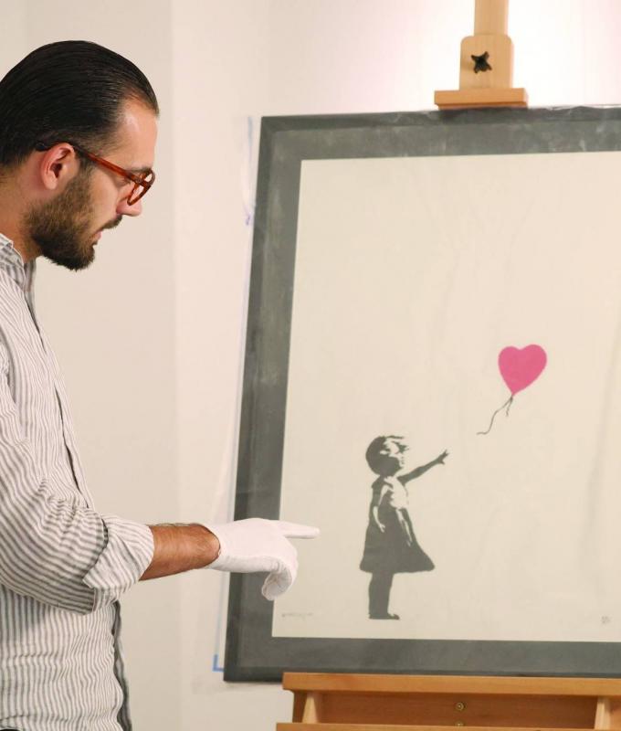 هل
      كُشف
      أخيراً
      عن
      هوية
      بانكسي؟
      جدل
      يتجدد
      وتحقيق
      يثير
      أسئلة
      أكثر
      مما
      يجيب