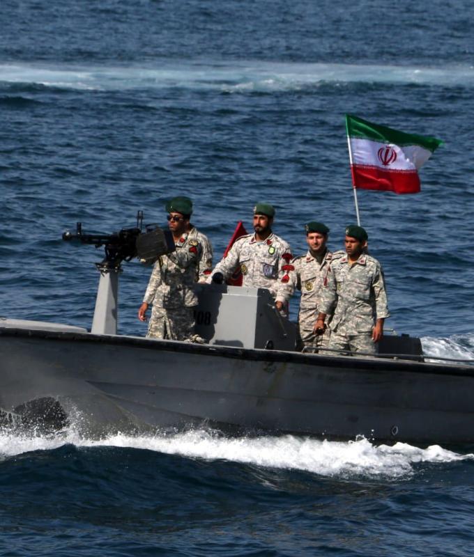 إيران لديها ربما "آلاف الخيارات" لتهديد الملاحة بمضيق هرمز رغم الغارات الأمريكية.. محللون يوضحون