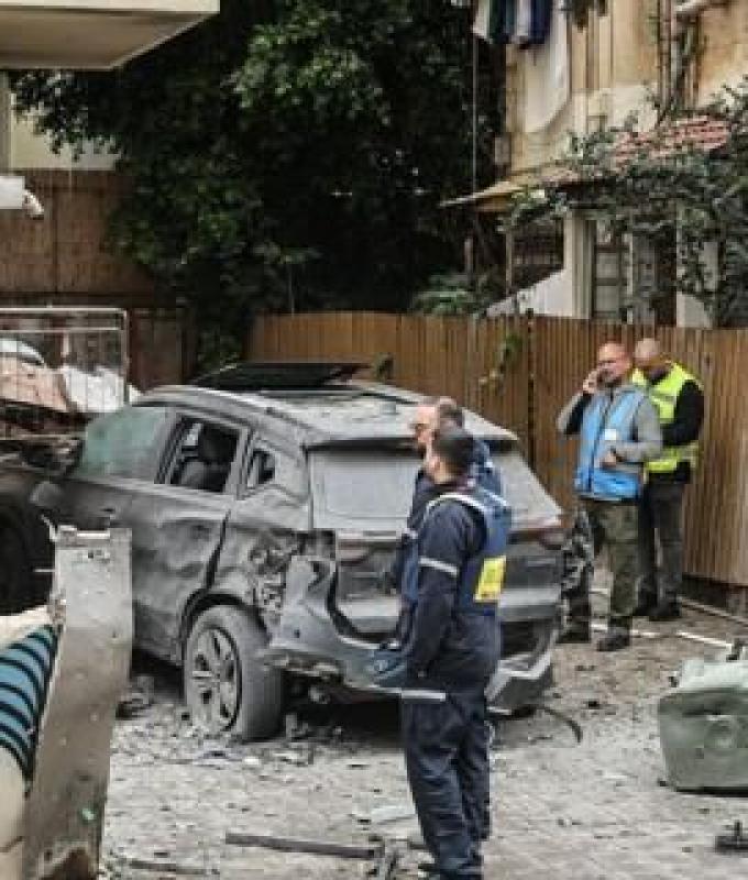 ترامب يهدد إيران "بإعادتها إلى العصر الحجري"، وإسرائيل تستيقظ على قصف إيراني