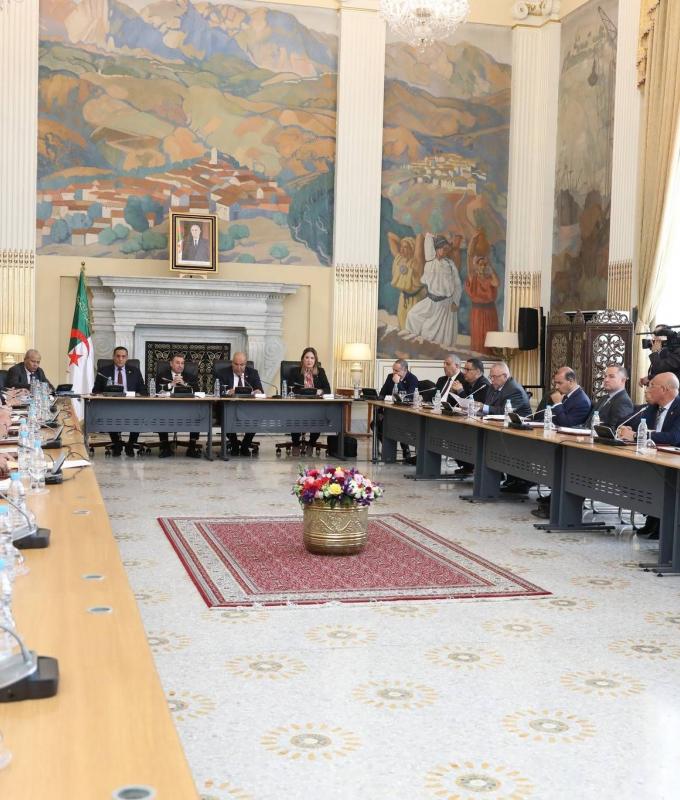 الجزائر
      تغلق
      منافذ
      السياسة
      في
      وجه
      «المال
      المشبوه»