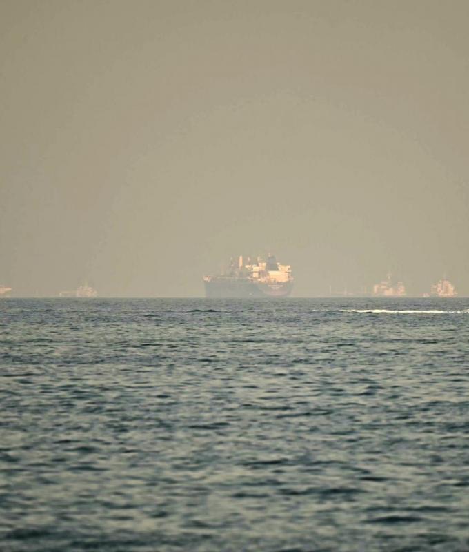 هرمز.. رفات بشرية يُعثر عليها في سفينة تلقت ضربة بالمضيق