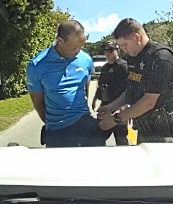 وودز
      للشرطة:
      كنت
      أتحدث
      مع
      «الرئيس»
      قبل
      توقيفي