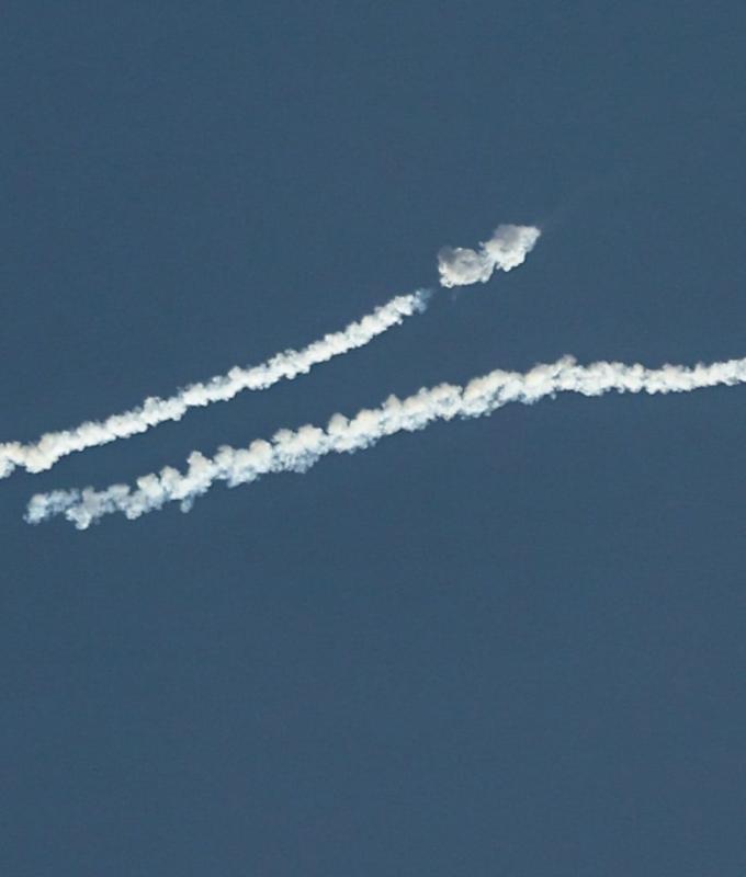 أبوظبي: إصابة 12 شخصا من الهند ونيبال بشظايا صاروخ بعد إسقاطه