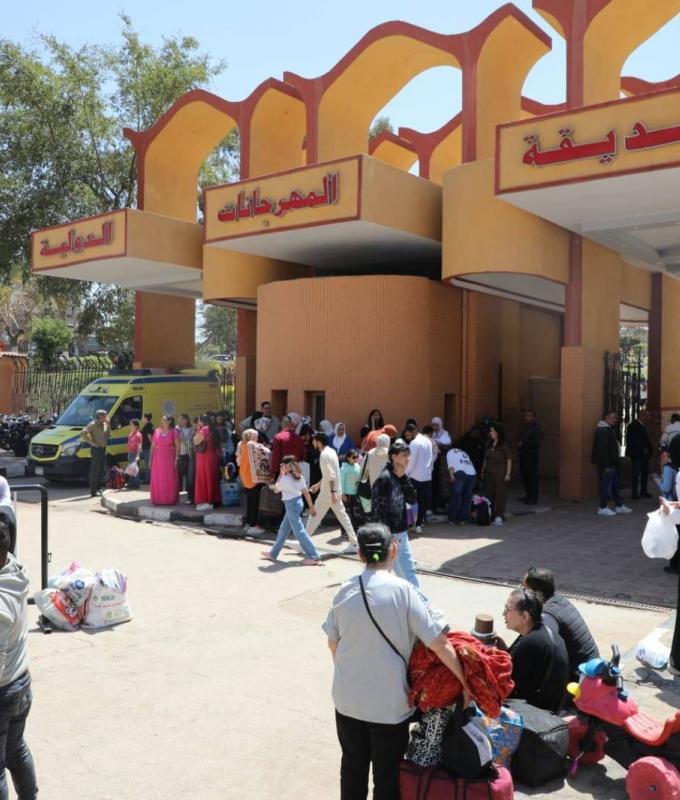 ضفاف
      النيل
      والشواطئ
      تجتذب
      آلاف
      المصريين
      في
      «شم
      النسيم»