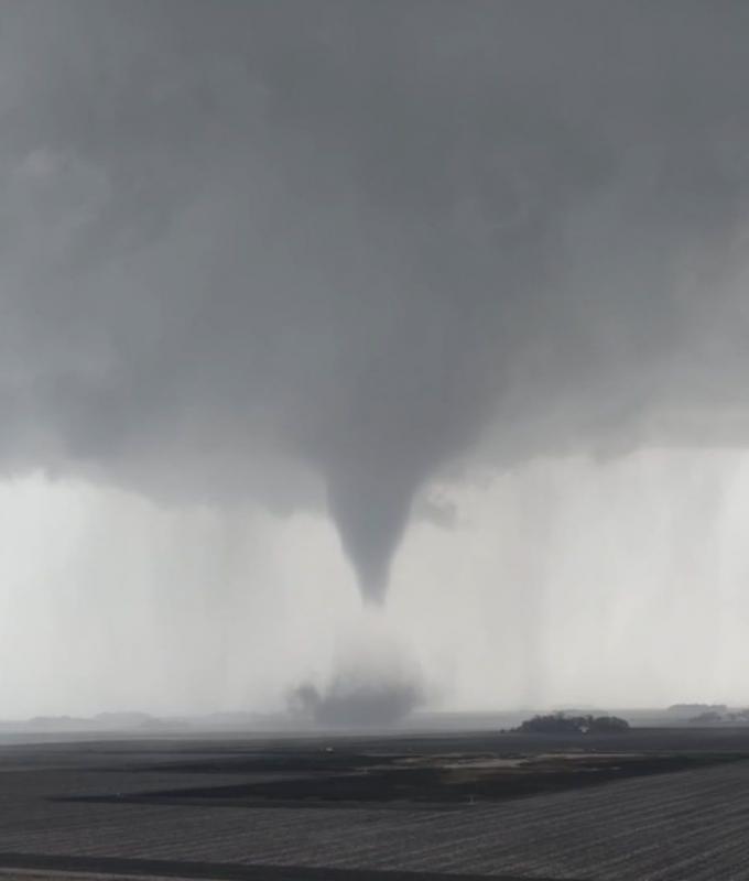 إعصار ضخم يجتاح مينيسوتا.. شاهد ما وثقته الكاميرا