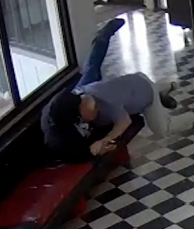 فاجأه وأسقطه.. شاهد مدير مدرسة في أوكلاهوما يتصدى لمسلح بشجاعة