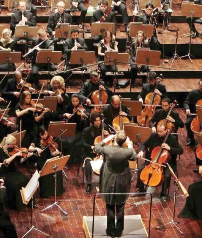 أوركسترا قطر الفلهارمونية تنظم حفلا موسيقيا