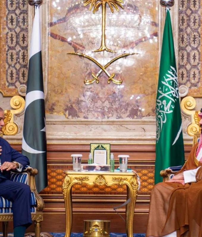 بعد وصول قوات باكستانية.. محمد بن سلمان يستقبل شهباز شريف في جدة