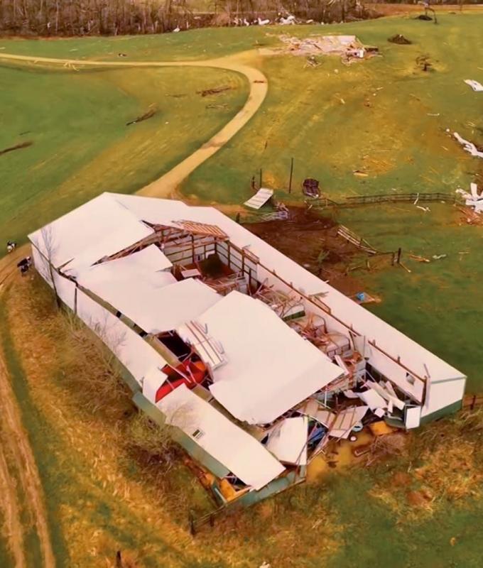 أضرار بالغة بعد اجتياح إعصار مزرعة ريفية