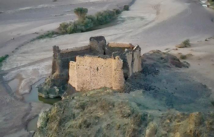 بريطانية تكشف أطلال قلعة منسية وسط وادٍ بالسعودية..ما حكايتها؟
