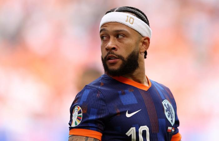 "ربطة رأس" ممفيس ديباي في مباراة هولندا وبولندا تثير ردود فعل طريفة