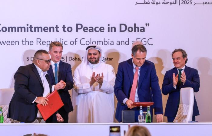 قطر تعلن عن توقيع حكومة كولومبيا وجماعة (EGC) المعلنة ذاتيا على "اتفاق ترسيخ الالتزام بالسلام" بعد جولتين من الوساطة بالدوحة