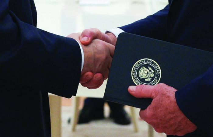 واشنطن
      وكييف
      تواصلان
      محادثات
      «السلام
      الصعب»
      في
      فلوريدا
      لليوم
      الثالث