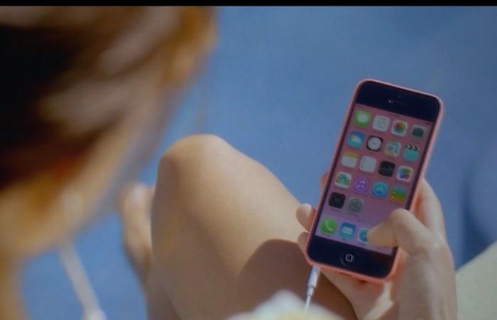 إعطاء الهاتف لطفلك في سن مبكرة.. ما التداعيات الصحية المحتملة؟