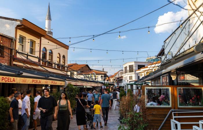 ترغب بزيارة أوروبا وتجنب حشود السياح؟ إليك المكان والطريقة