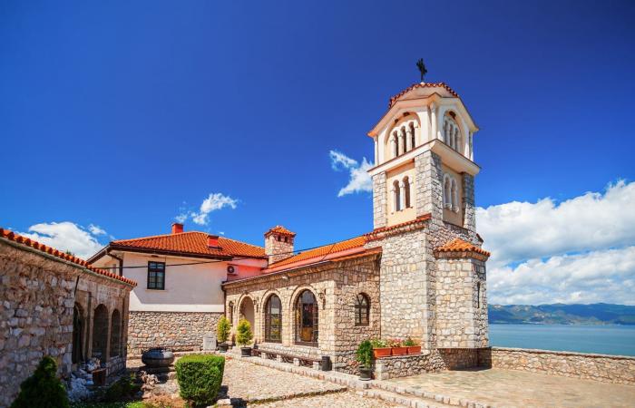 ترغب بزيارة أوروبا وتجنب حشود السياح؟ إليك المكان والطريقة