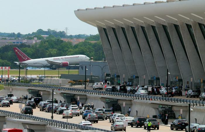يكرهه الجميع من ضمنهم دونالد ترامب.. ما قصة هذا المطار في أمريكا؟