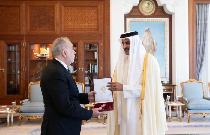 سمو الأمير يمنح سفير بلغاريا وسام الوجبة