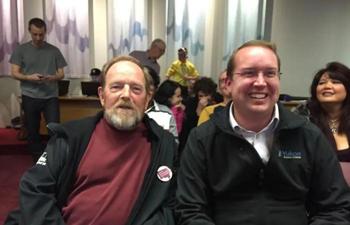 Yukon
      Table
      Tennis
      honours
      late
      president
      with
      food
      bank
      donation