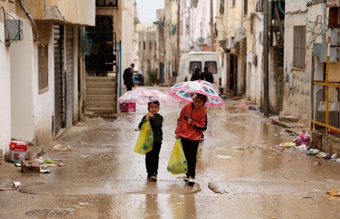 السوريون
      يحتفلون
      بـ«حق
      العودة»...
      والمغيبون
      قسراً
      أبرز
      الحاضرين