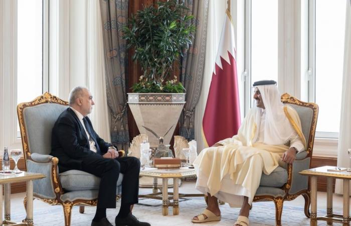 سمو الأمير يمنح سفير بلغاريا وسام الوجبة