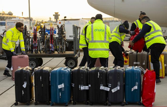 السوريون
      يحتفلون
      بـ«حق
      العودة»...
      والمغيبون
      قسراً
      أبرز
      الحاضرين