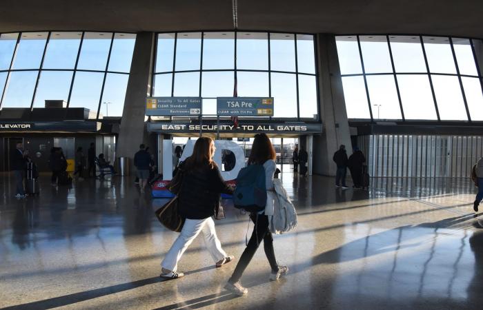 يكرهه الجميع من ضمنهم دونالد ترامب.. ما قصة هذا المطار في أمريكا؟