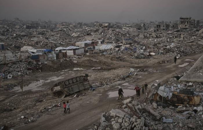 السوريون
      يحتفلون
      بـ«حق
      العودة»...
      والمغيبون
      قسراً
      أبرز
      الحاضرين