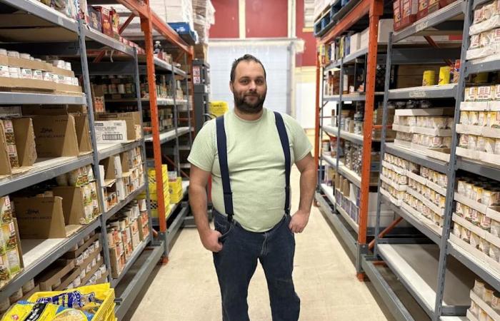 Yukon
      Table
      Tennis
      honours
      late
      president
      with
      food
      bank
      donation