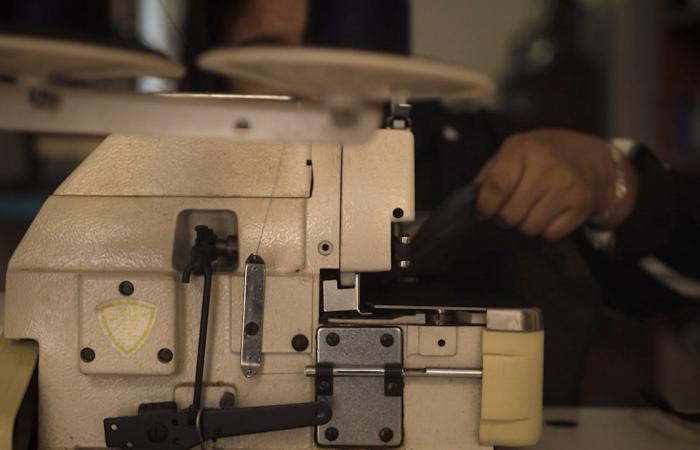 تحرش وإجبار على إنتاج آلاف الملابس يوميًا..عاملات يروين انتهاكات في مصانع تزوّد العلامات الأمريكية