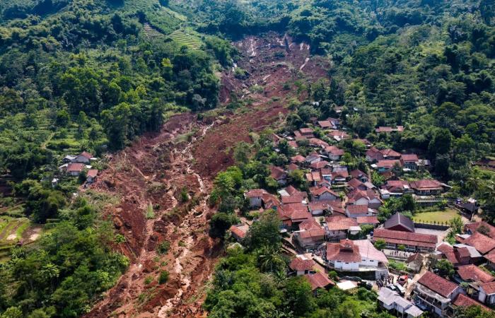 باكستان:
      توقيف
      12
      شخصاً
      يُزعم
      ارتباطهم
      بالاستخبارات
      الهندية