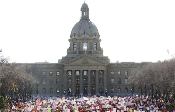 Bell:
      Unions,
      teachers
      want
      Smith
      out
      so
      it's
      the
      Fire-the-MLA
      recall
      game