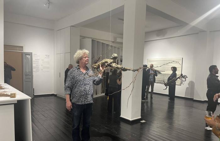 «العندليب
      ينتشي:
      تأملات
      في
      عمر
      الخيام»...
      قراءات
      بالريشة
      والنحت