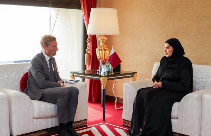 وزير الدولة للتعاون الدولي تجتمع مع مسؤولين على هامش منتدى الدوحة 2025