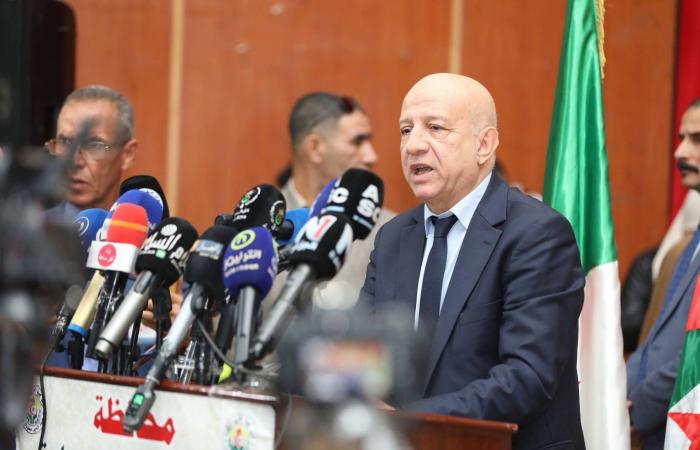 حراك
      سياسي
      في
      الجزائر
      مع
      اقتراب
      الاستحقاقات
      الانتخابية