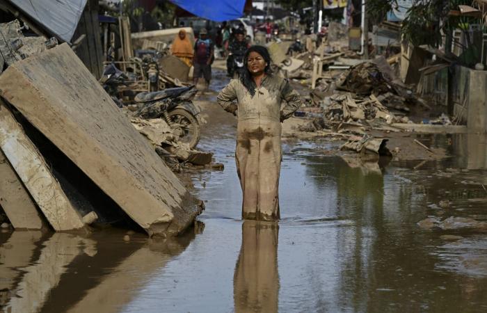 وفاة
      نحو
      ألف
      شخص
      ونزوح
      مليون
      ساكن
      في
      فيضانات
      إندونيسيا