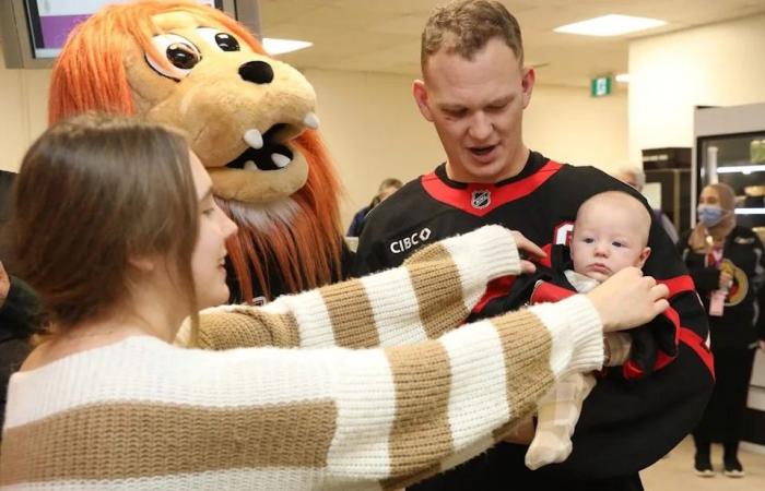 Girl
      goes
      with
      Swedish
      Berries
      to
      surprise
      Senator
      at
      CHEO