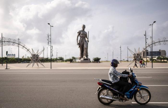 بنين:
      قادة
      الانقلاب
      الفاشل
      يحتجزون
      رهائن
      قرب
      العاصمة