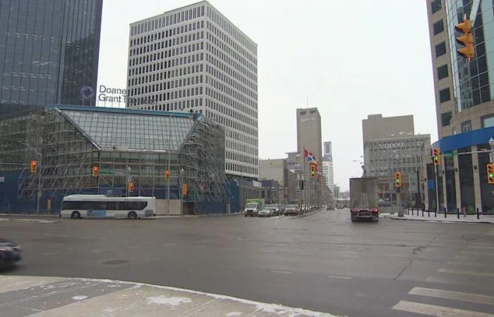 Reopening
      Portage
      and
      Main
      to
      pedestrians
      had
      minimal
      impact
      on
      commuting,
      new
      data
      suggests