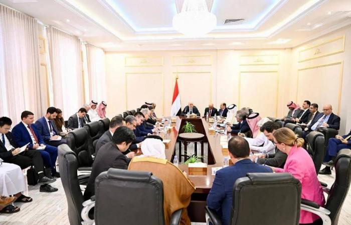 دعوات
      دولية
      لخفض
      التصعيد
      وتسوية
      الخلافات
      بالحوار
      في
      اليمن