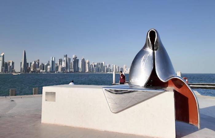 "توب توب يا بحر".. منحوتة تلفت الانتباه على ساحل قطر لامرأة تنتظر غواصي اللؤلؤ