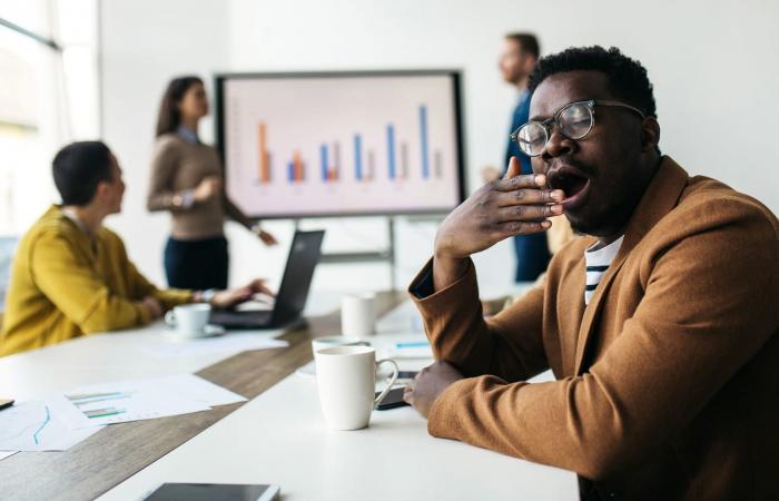 بخطوات بسيطة..كيف تُبعد شبح النعاس عنك خلال اجتماع مهم؟
