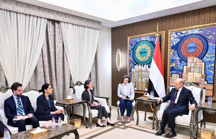 دعوات
      دولية
      لخفض
      التصعيد
      وتسوية
      الخلافات
      بالحوار
      في
      اليمن