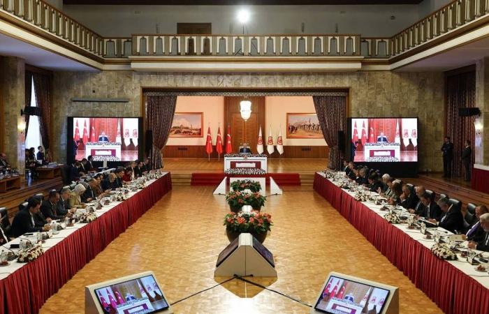 تركيا:
      مطلب
      «المواطنة
      المتساوية»
      يربك
      «عملية
      السلام»
      مع
      الأكراد