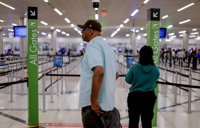 واشنطن
      تعتزم
      إلزام
      السياح
      الأجانب
      بالكشف
      عن
      بياناتهم
      على
      مواقع
      التواصل