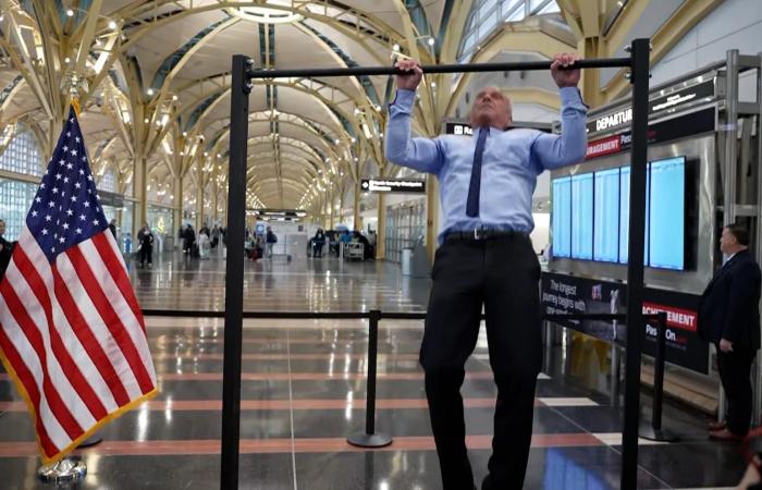 مؤتمر صحفي يتحول إلى مسابقة رياضية في مطار بأمريكا