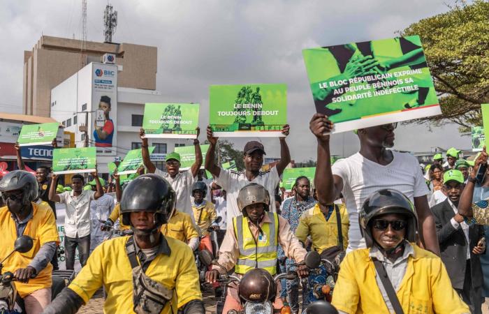 بنين:
      فرنسا
      نشرت
      قوات
      خاصة
      في
      البلاد
      للتصدي
      لمحاولة
      الانقلاب