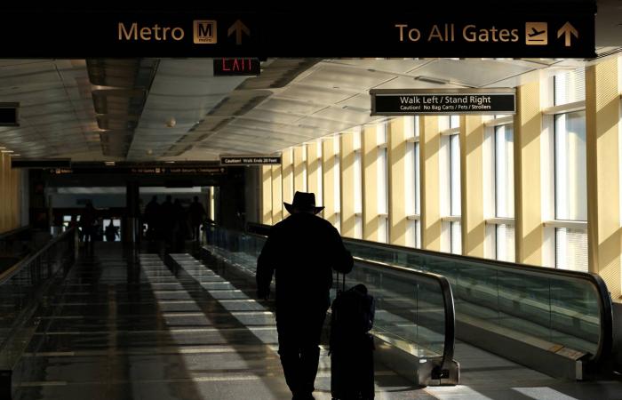 واشنطن
      تعتزم
      إلزام
      السياح
      الأجانب
      بالكشف
      عن
      بياناتهم
      على
      مواقع
      التواصل