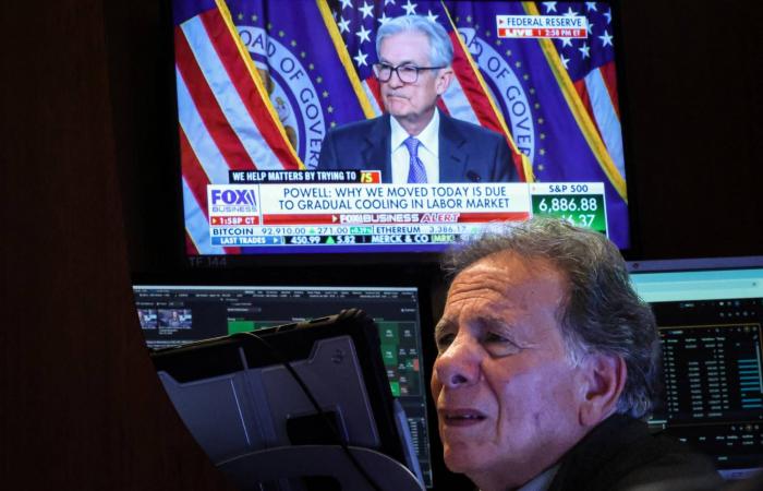 تحول
      مفاجئ...
      «الفيدرالي»
      يعكس
      مساره
      ويستأنف
      شراء
      سندات
      بـ40
      مليار
      دولار