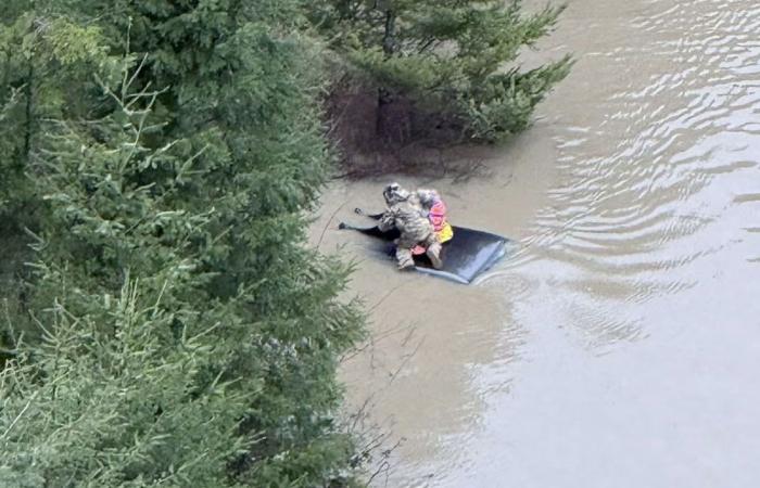 متابعة: فيضانات واشنطن.. المياه تصل سقوف منازل وتكسر أرقاما قياسية